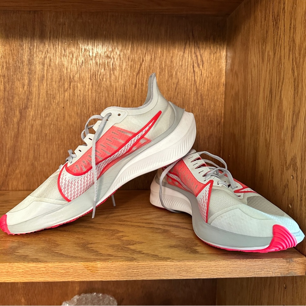 Nike Zoom Women's Running Shoes NWOT White with Pink/Coral Accents Size 9